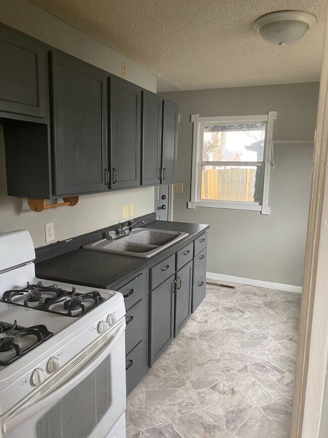 Building Photo - Beautiful single family, hardwood floors, fenced in back yard, 1 car garage.