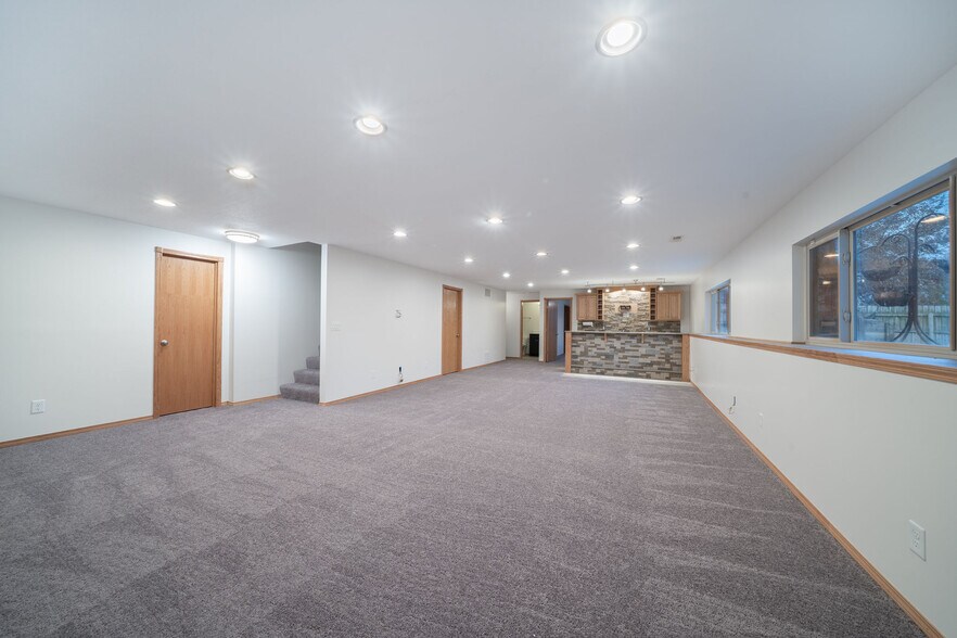 Building Photo - 1339 S Summit Rd