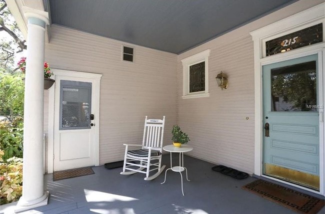 Building Photo - 215 W Beach Pl