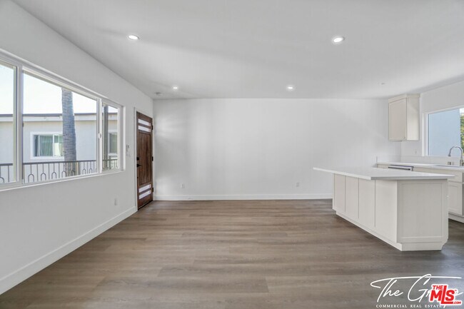 Building Photo - 599 Sunset Ct