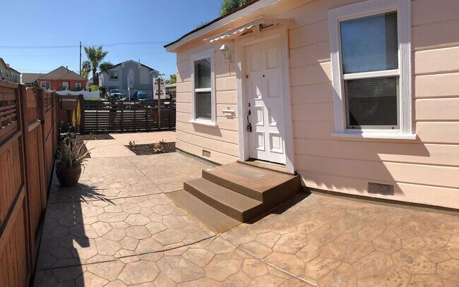 Building Photo - LARGE PRIVATE EXCLUSIVE PATIO! EXCLUSIVE U...