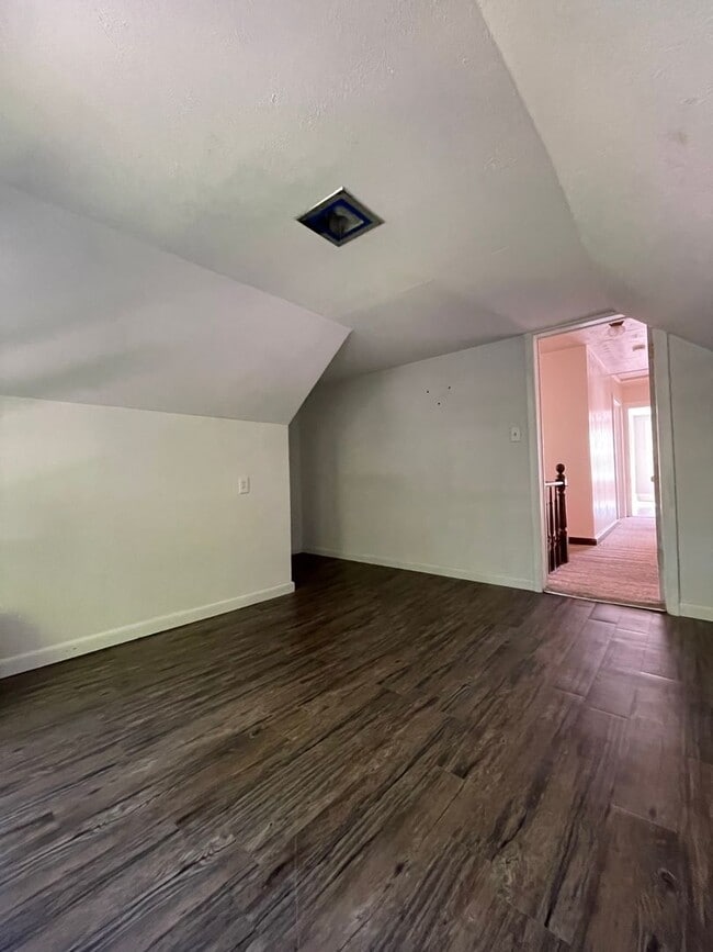 Building Photo - Five Bedroom Home in Central La Crosse