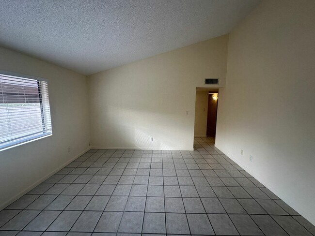 Building Photo - 784 W 37th St