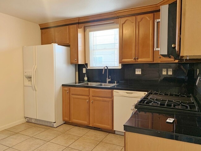 Building Photo - Charming 3 Bedroom Home in Hollister