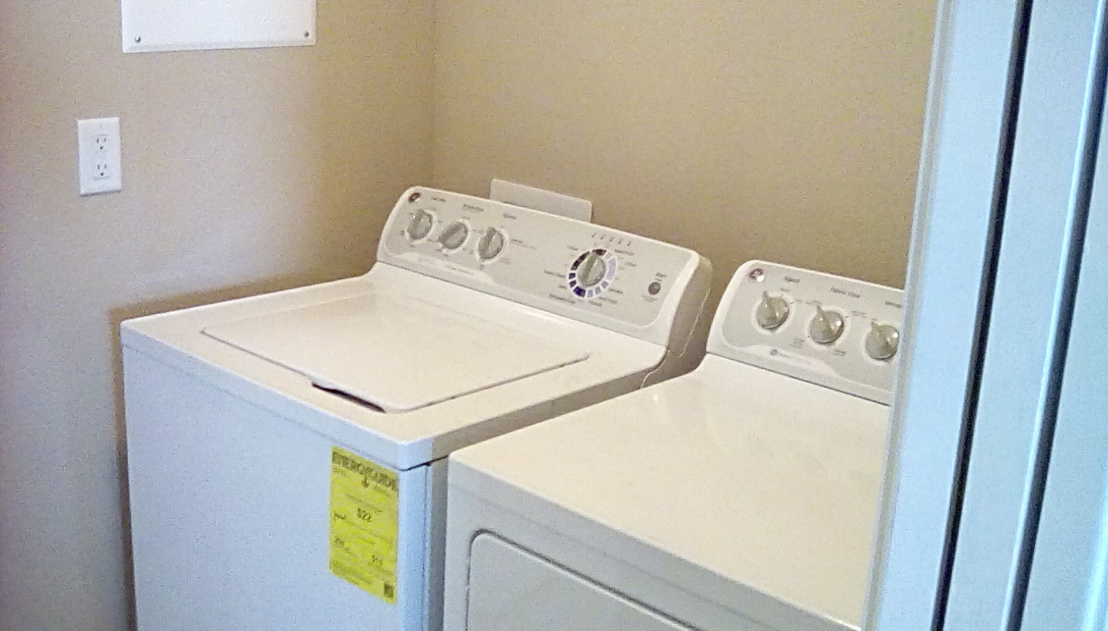 Energy efficient, Large capacity Washer/Dryer included. - 4887 w croft