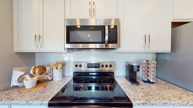 Building Photo - "Spacious 2-Bedroom Retreat with 3 Full Baths in Winterville's Heart!"