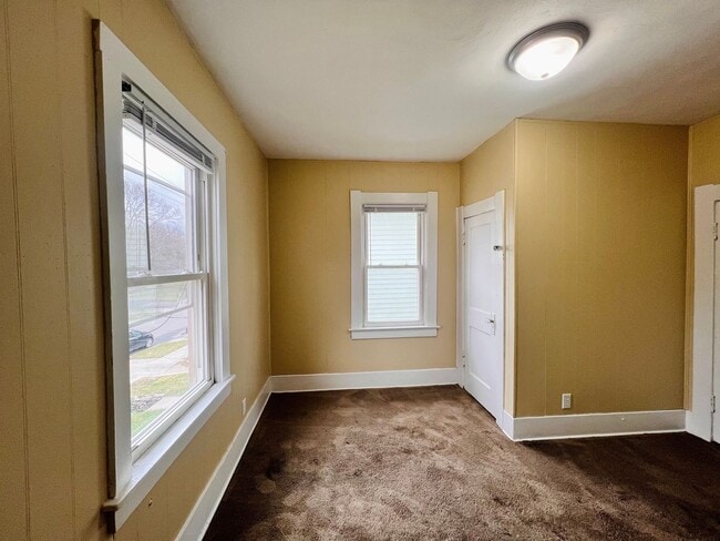 Building Photo - 3 Bedroom House