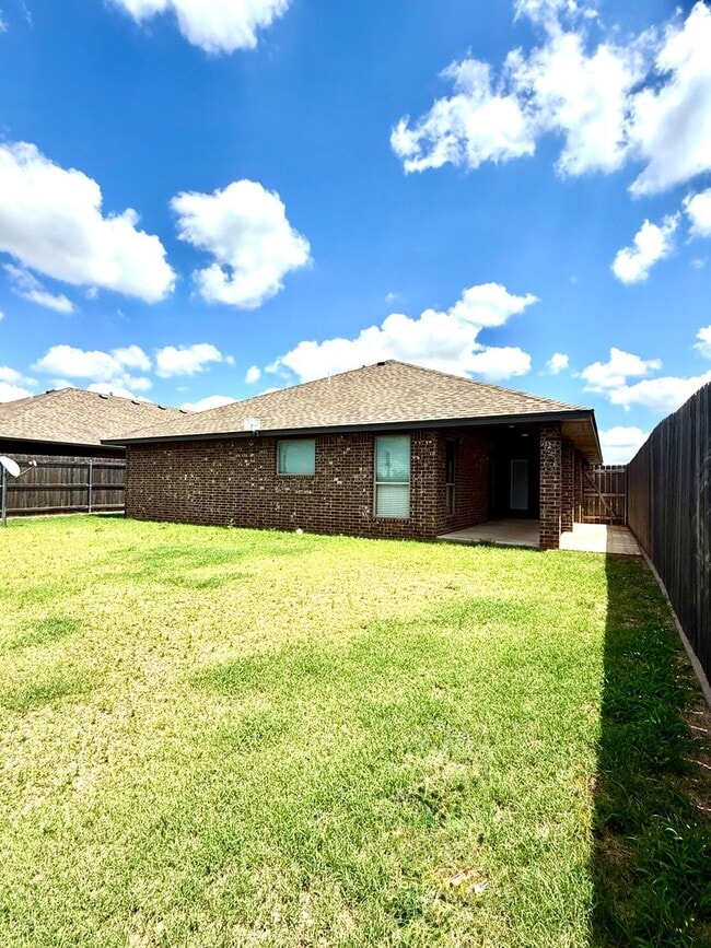 Building Photo - Like New!  3 bedroom 2 bath 2 car garage!