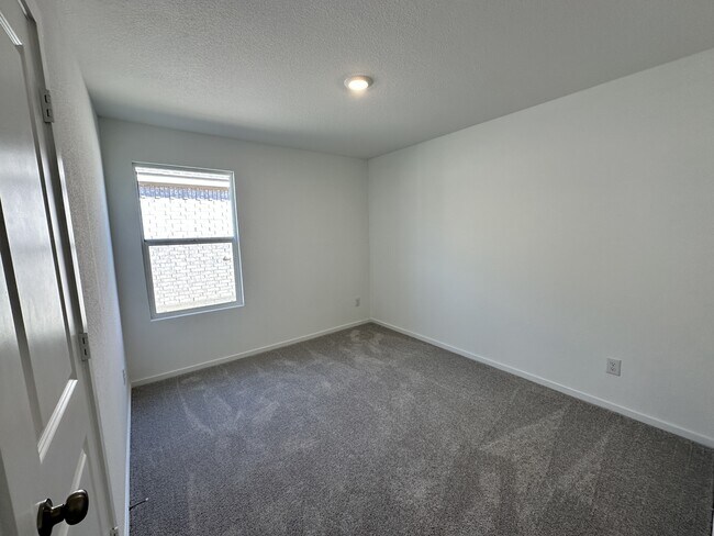 Building Photo - 1617 Elliott Rd