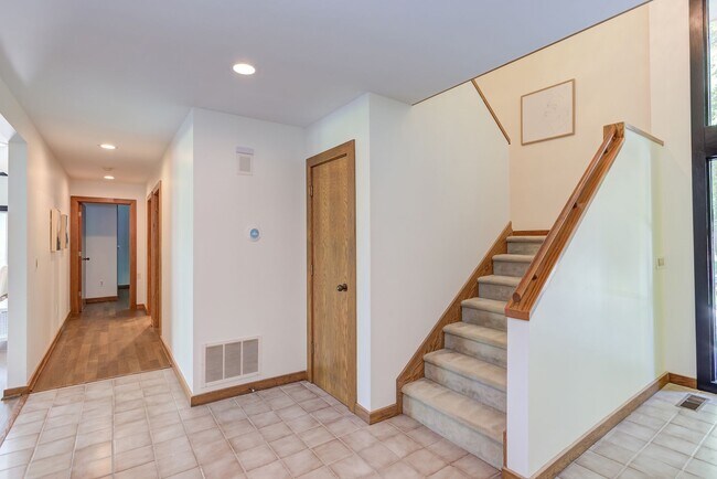 Building Photo - This Home is a Hole in One!
