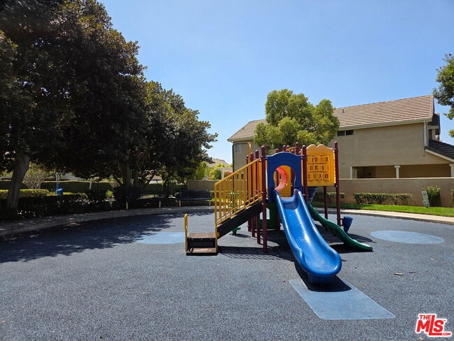 Building Photo - 8805 Berkshire Way