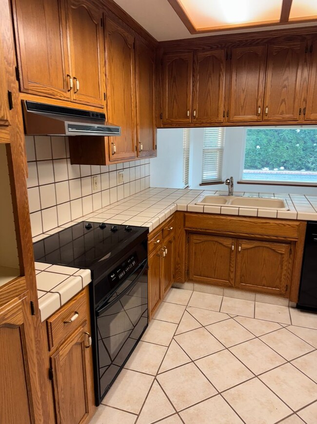 Building Photo - 2119 St Anton Dr