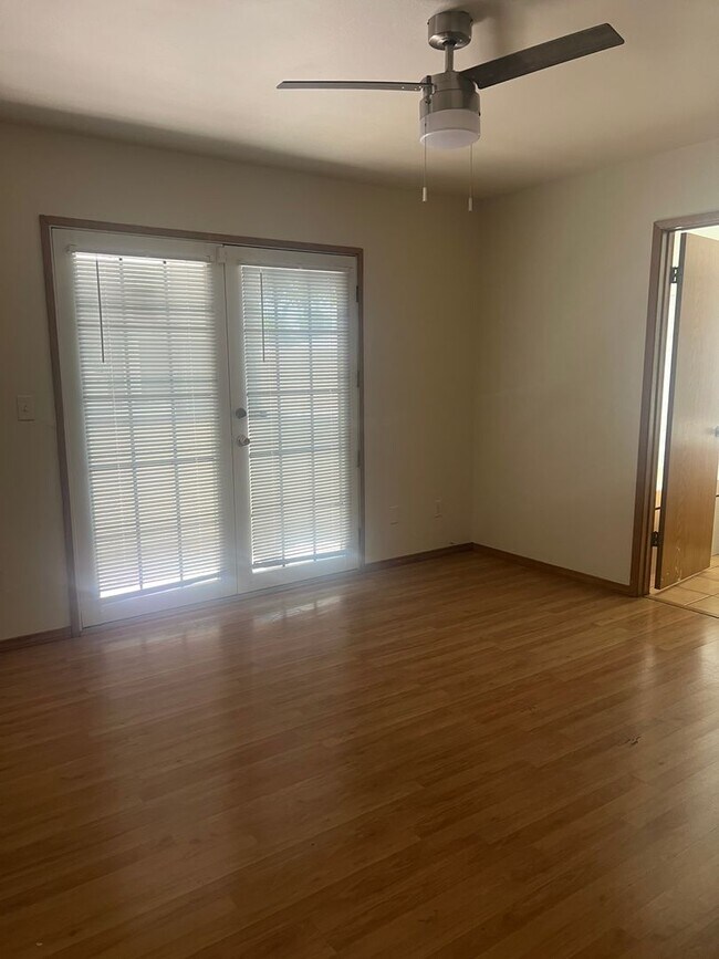 Building Photo - Very Nice Downstairs Unit