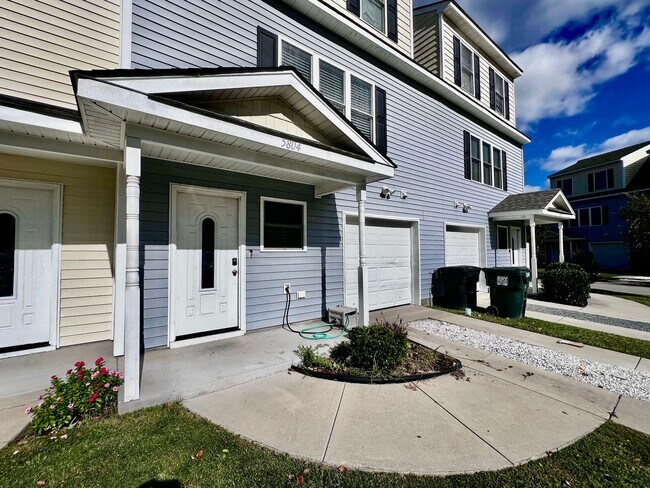 Building Photo - Tri-Level Condo – Pets Welcome, Washer & D...