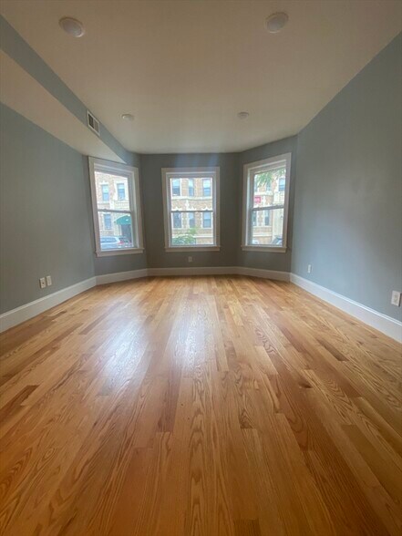 Building Photo - 233 Kelton St