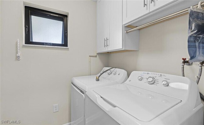 Building Photo - 788 Park Shore Dr