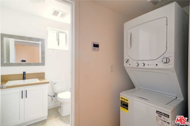 Building Photo - 965 S Lorena St