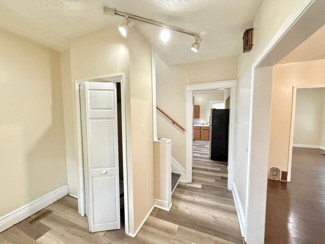 Building Photo - 4/2 Single Family Home | Hardwood Floors |...
