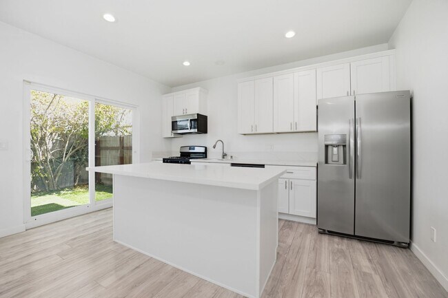 Building Photo - 6330 Mesita Dr