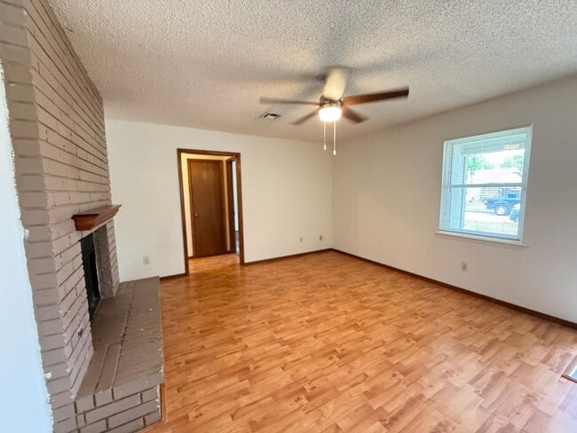 Building Photo - Three Bedroom, 2 Bath large Yard