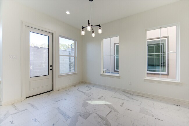 Building Photo - 2922 El Fenice Ln