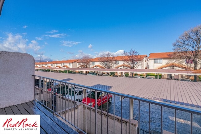 Building Photo - Charming 2 Bedroom Townhome