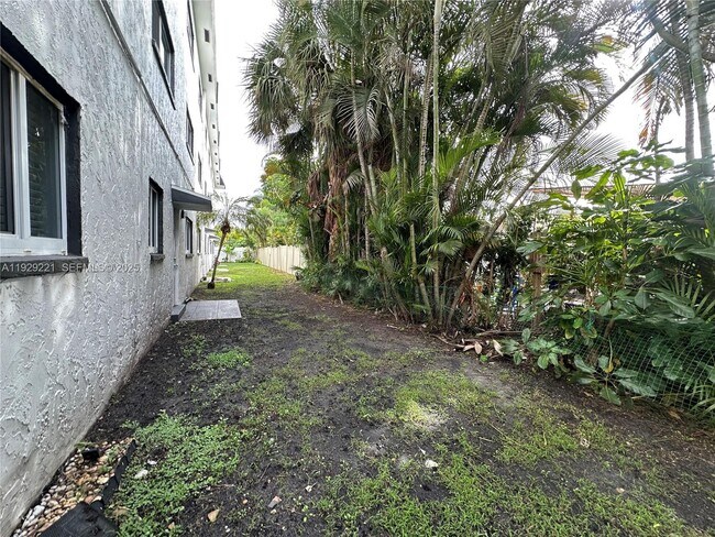 Building Photo - 1400 NE 56th St