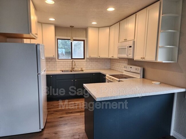 Building Photo - 812 W 13th St