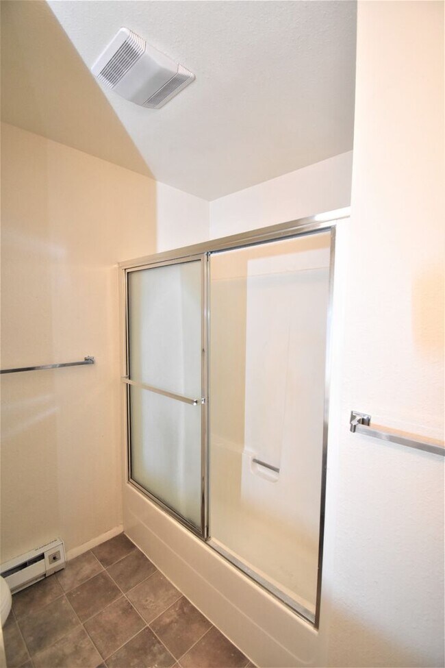 Building Photo - Great top floor 2 bed 1 bath condo, amazin...