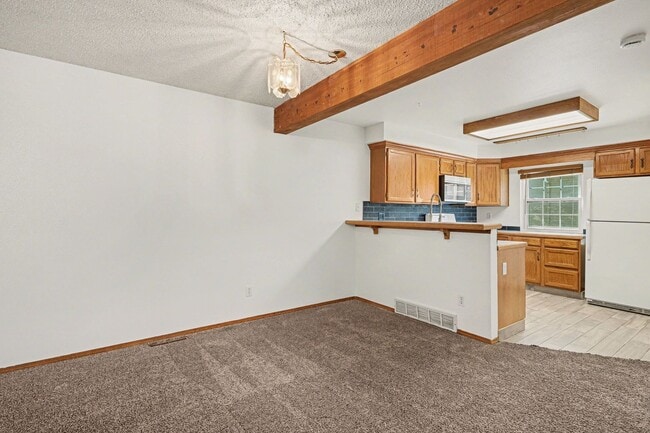 Building Photo - Conveniently Located 3BR/2 Bath Townhome