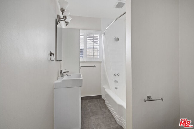 Building Photo - 908 Venezia Ave