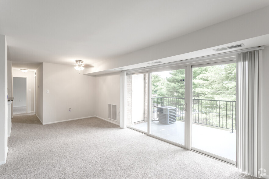 2 BR, 1 BA - 885 SF - Lansdowne Village Apartments