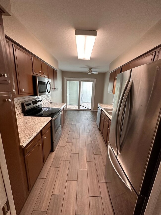 Building Photo - 424 Longmeadow Dr