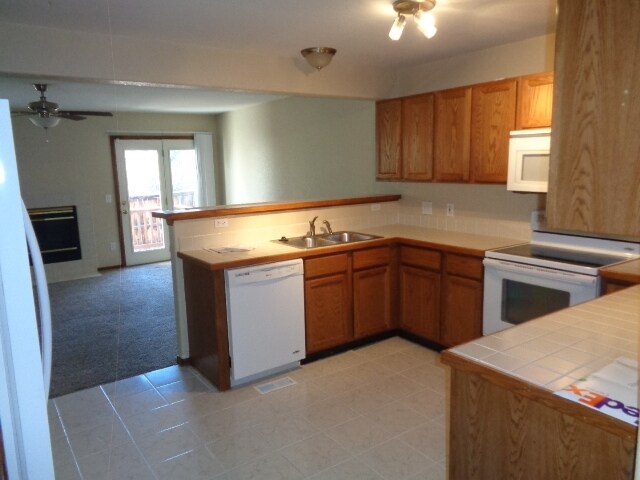 Building Photo - 2325 Hyacinth Rd