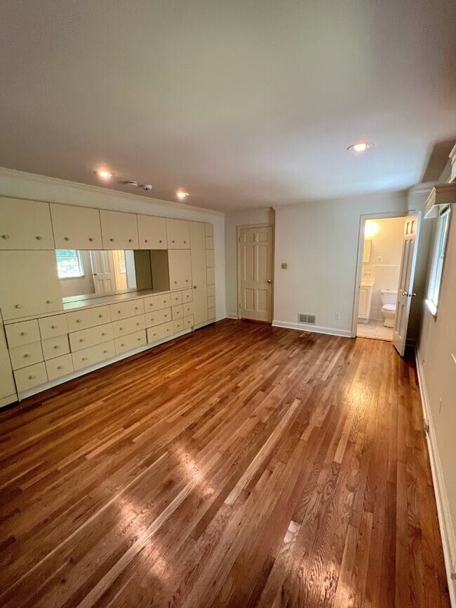 Building Photo - Berkley Stunner