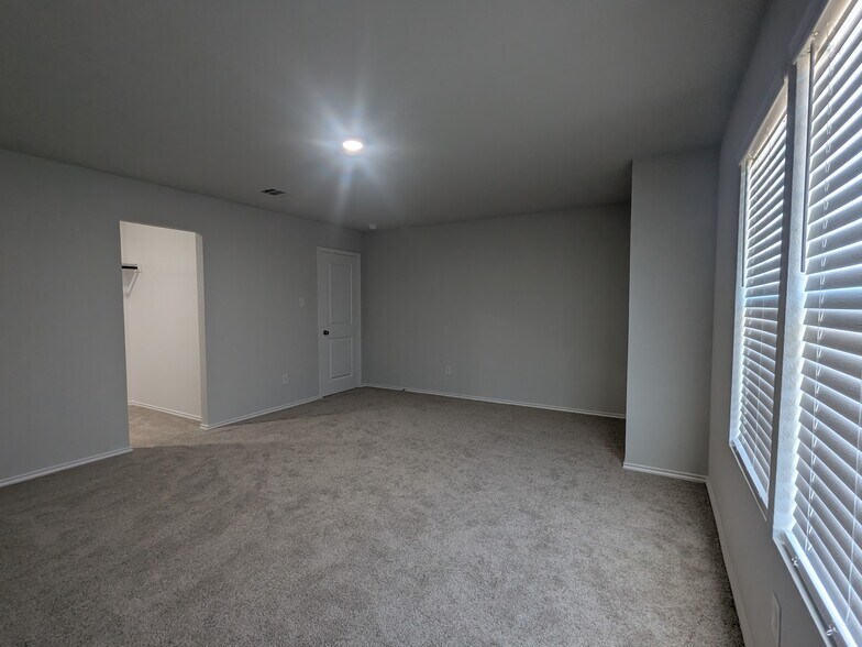 Building Photo - 868 Eagles Nest Dr