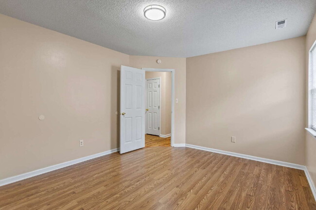 Building Photo - Affordable in the Heart of Jacksonville