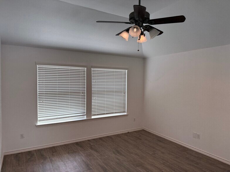 Building Photo - 3806 Los Arroyos Dr