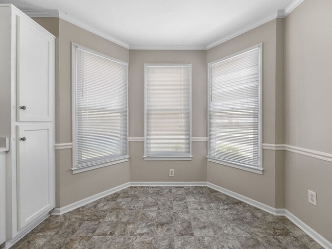 Building Photo - Cozy 3 Bedroom, 2.5 Bath Home with 2 Car G...