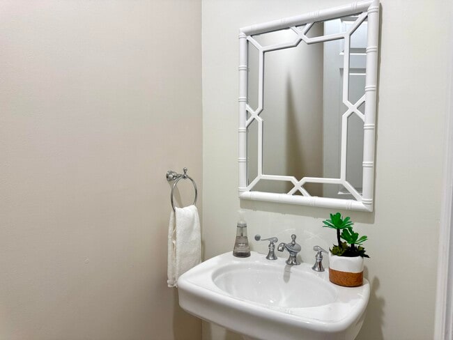 Building Photo - 809 Estancia Wy