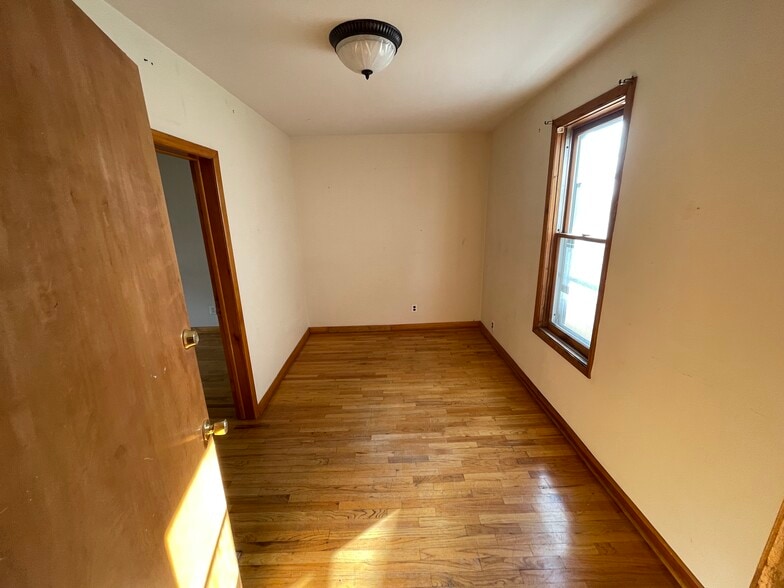 Building Photo - 44 Vreeland Ave