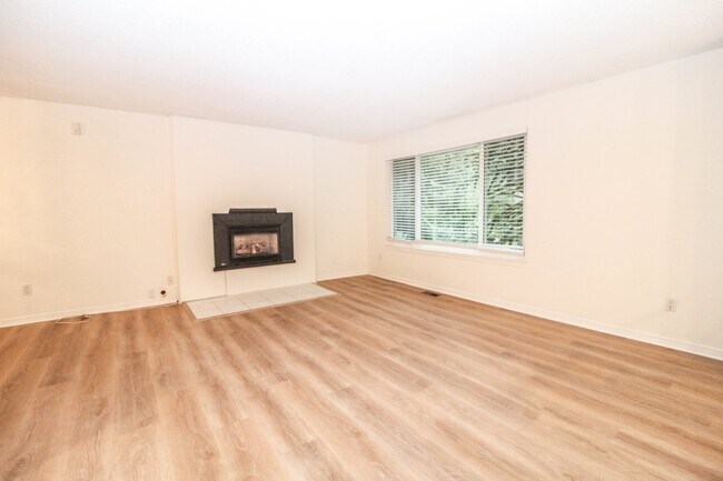 Building Photo - !! $3500 for 18 month lease !!  Private La...