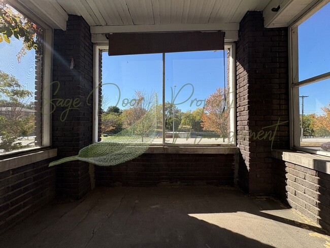 Building Photo - MIDTOWN!!! 1/2 MONTH OF FREE RENT!