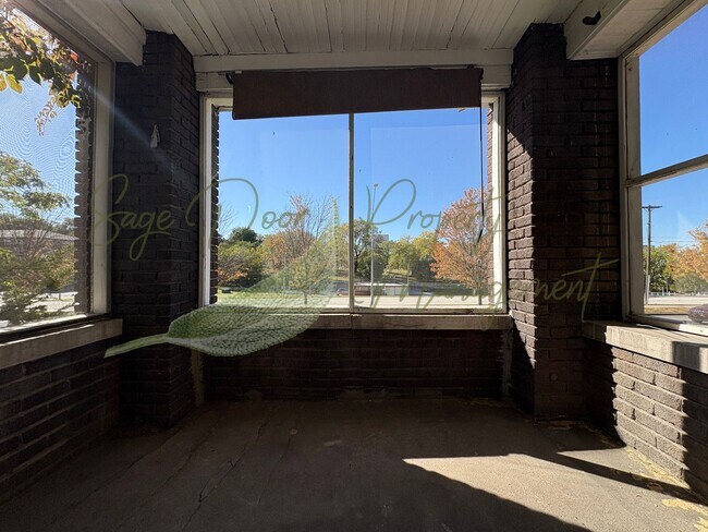 Building Photo - ORIGINAL HARDWOOD FLOORS! 1/2 MONTH OF FRE...