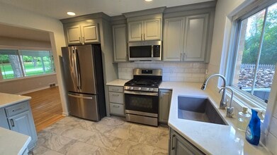 Building Photo - 675 Verdant Dr