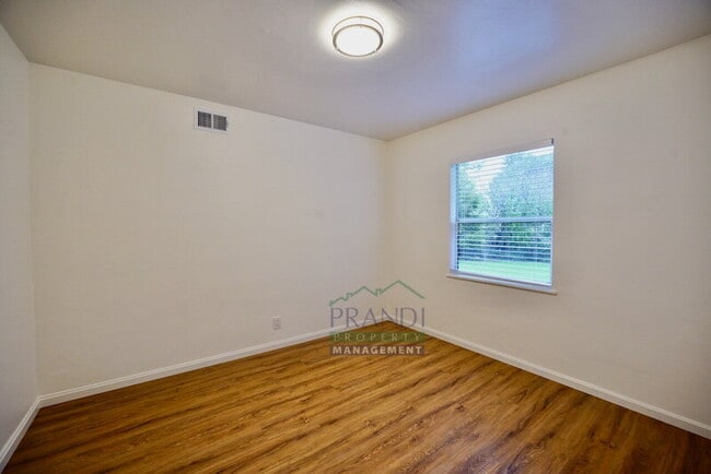 Building Photo - 740 Bradley Ave