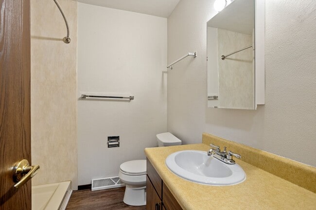 Building Photo - 1352 W Hiawatha Dr