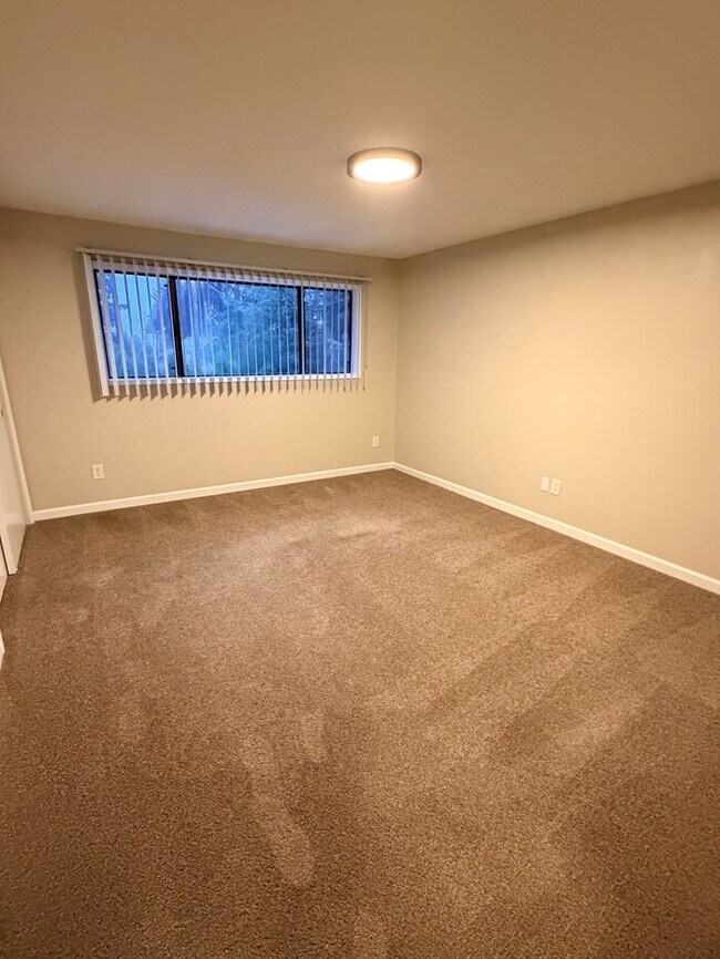 Building Photo - Beautiful Home in Fabulous Loacation! SS Appliances, NEW Carpet, Patio, W/D, Includes W/S/G!