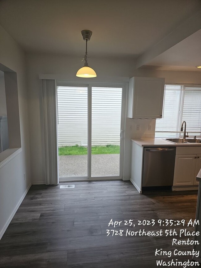 Building Photo - Renton highlands 2 story home for rent, 3 bedroom 2.5 bath with 2 car garage, Avail April 15th!