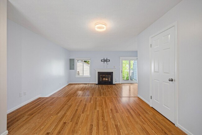 Building Photo - Charming 2 Bedroom/1 Bath Townhome in Henr...